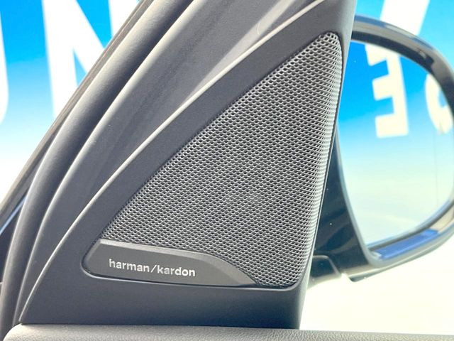 ��harman/kardon�T�E���h�V�X�e��:�I�[�f�B�I��僁�[�J�[����|����v���~�A���X�s�[�J�[�𑕔��B�����̃X�s�[�J�[����A���̗������܂ŕ����鍂�i���ȉ��y�����y���݂��������܂��B