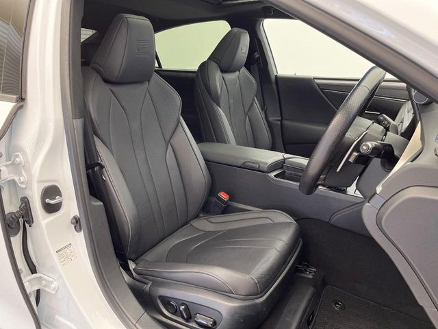 【黒革シート】上質な本革を使用し、高級感あふれる黒革シート。常に体に触れる部分だから、座り心地の良さにはこだわりたいですね♪汚れの付着や劣化を抑制する内装コーティング施工もおススメですよ♪