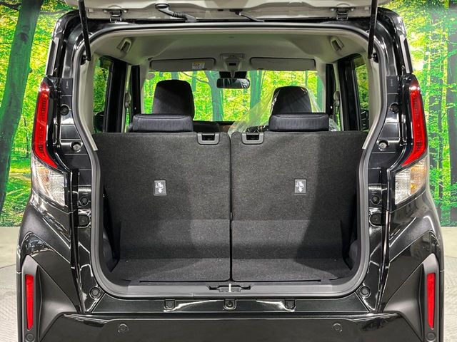 ���i�̂���������ʋ΁A���}���ɏ\���ȉ׎��X�y�[�X���m�ۂ��Ă���܂��B�Z�J���h�V�[�g��|���ƁA�傫�ȉו��̐ύڂ��\�ł���