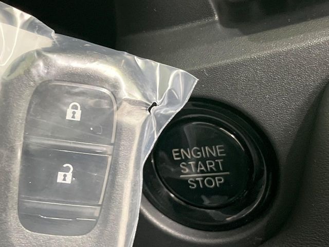 �yHonda�X�}�[�g�L�[�z�J�o����|�P�b�g�ɓ��ꂽ�܂܂ł��h�A�̎{���E�������\�ȃX�}�[�g�L�[�𑕔��B�G���W���̃I���E�I�t�����J�M�����o���K�v����������Ƃ��Ă��֗��ł���