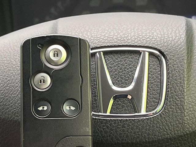 �yHonda�X�}�[�g�L�[�z�J�o����|�P�b�g�ɓ��ꂽ�܂܂ł��h�A�̎{���E�������\�ȃX�}�[�g�L�[�𑕔��B�G���W���̃I���E�I�t�����J�M�����o���K�v����������Ƃ��Ă��֗��ł���