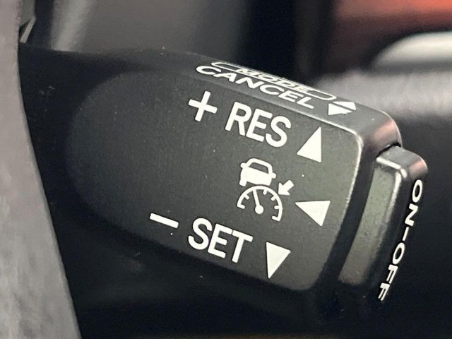 【クルーズコントロール】高速道路もラクラク走行。アクセルを離しても一定速度で走行ができ、長距離運転時の負担を軽減!加速・減速も簡単なスイッチ操作で調整できます。