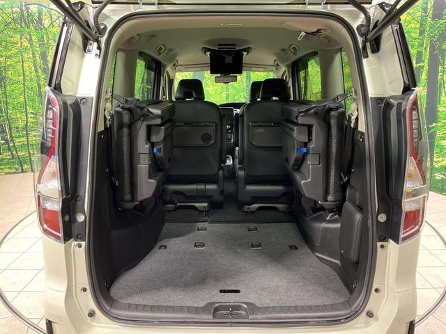 後席を格納すると、これだけの広さが!シーンに合わせたシートアレンジで、大きな荷物も積むことが出来ます♪