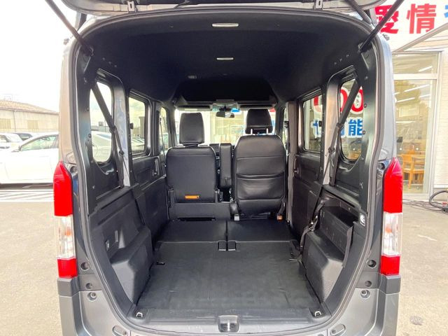 ���i�̂���������ʋ΁A���}���ɏ\���ȉ׎��X�y�[�X���m�ۂ��Ă���܂��B�Z�J���h�V�[�g��|���ƁA�傫�ȉו��̐ύڂ��\�ł���