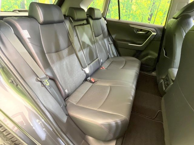 後部座席も気になるようなキズ・汚れやへたり等、大きなダメージはなく、良好な状態です。