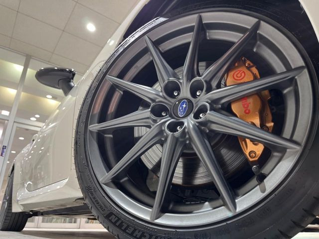 �y����18�C���`�A���~�z�C�[���z�O�ςɃ}�b�`���������A���~�z�C�[���𑕒����Ă���܂��B�e��ЊO�A���~�z�C�[����A�X�^�b�h���X�^�C�����戵�����Ă���܂��B���񂲑��k����������