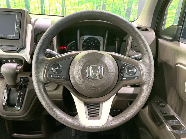 �C���e���A�ɍ��킹���f�U�C���̃X�e�A�����O�́A�^�]�������̂��Ƃ��l���A�^�]���₷���`��A�傫���ł��B�����x�A���ۂɐG���Ă��m���߂��������B
