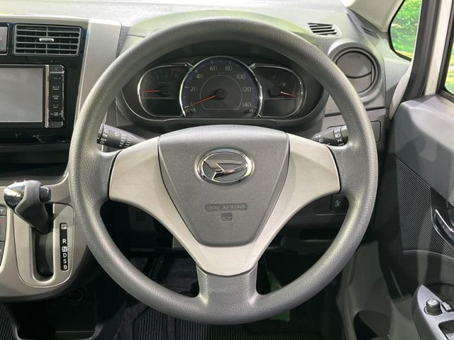 �C���e���A�ɍ��킹���f�U�C���̃X�e�A�����O�́A�^�]�������̂��Ƃ��l���A�^�]���₷���`��A�傫���ł��B�����x�A���ۂɐG���Ă��m���߂��������B