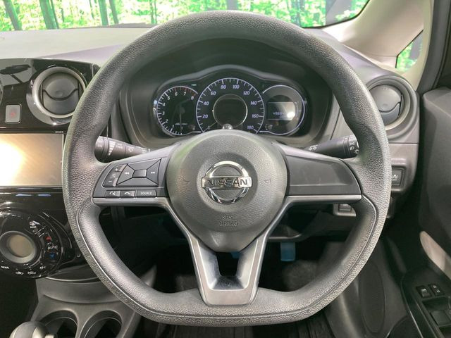 �C���e���A�ɍ��킹���f�U�C���̃X�e�A�����O�́A�^�]�������̂��Ƃ��l���A�^�]���₷���`��A�傫���ł��B�����x�A���ۂɐG���Ă��m���߂��������B