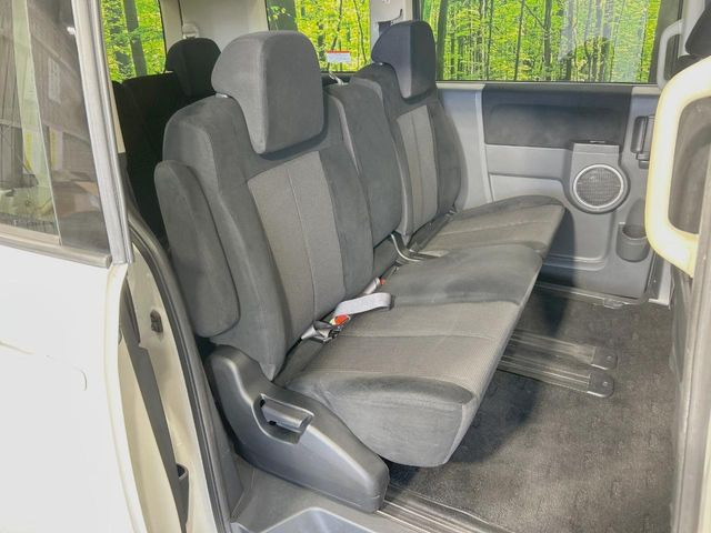 後部座席も気になるようなキズ・汚れやへたり等、大きなダメージはなく、良好な状態です。