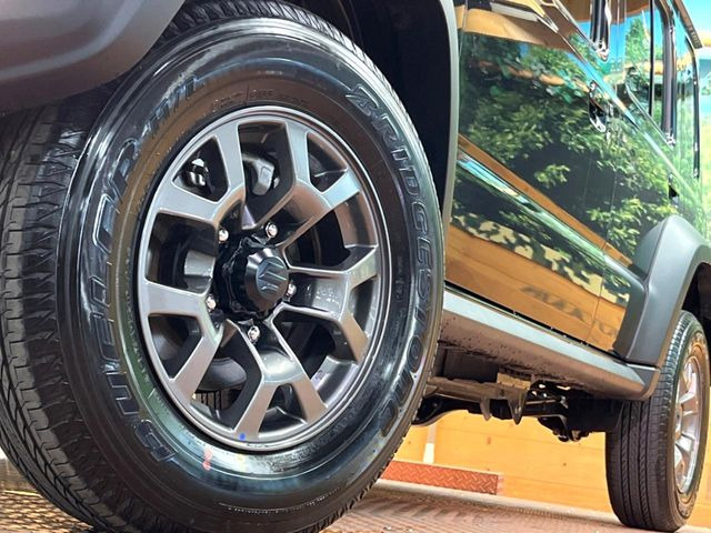 �y����15�C���`�A���~�z�C�[���z�O�ςɃ}�b�`���������A���~�z�C�[���𑕒����Ă���܂��B�e��ЊO�A���~�z�C�[����A�X�^�b�h���X�^�C�����戵�����Ă���܂��B���񂲑��k����������