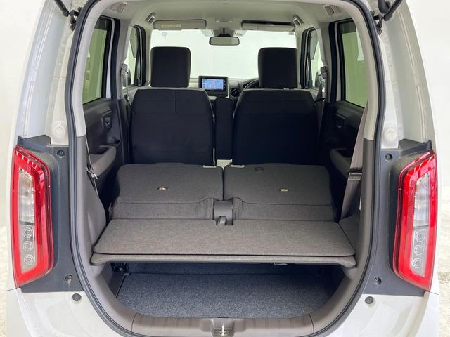 ���i�̂���������ʋ΁A���}���ɏ\���ȉ׎��X�y�[�X���m�ۂ��Ă���܂��B�Z�J���h�V�[�g��|���ƁA�傫�ȉו��̐ύڂ��\�ł���