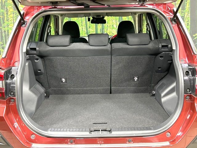 ���i�̂���������ʋ΁A���}���ɏ\���ȉ׎��X�y�[�X���m�ۂ��Ă���܂��B�Z�J���h�V�[�g��|���ƁA�傫�ȉו��̐ύڂ��\�ł���