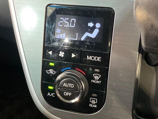 【オートエアコン】一度お好みの温度に設定すれば、車内の温度を検知し風量や温度を自動で調整。暑い&hellip;寒い&hellip;と何度もスイッチ操作をする必要はありません。快適な車内空間には必須の機能ですね♪