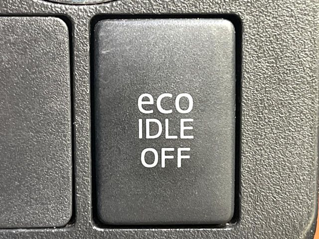 【アイドリングストップ】赤信号や渋滞で停車した際にエンジンを停止し、無駄な燃料の消費を抑えます。燃費向上や環境保護につなげる機能♪エンジンはブレーキを離せば再始動します。