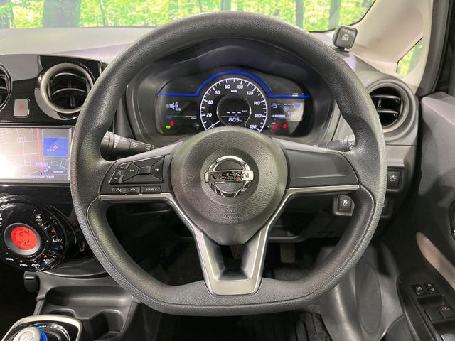 �C���e���A�ɍ��킹���f�U�C���̃X�e�A�����O�́A�^�]�������̂��Ƃ��l���A�^�]���₷���`��A�傫���ł��B�����x�A���ۂɐG���Ă��m���߂��������B