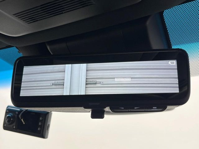 【デジタルインナーミラー】後席の大きな荷物や同乗者で後方が確認しづらい時でも安心!カメラが撮影した車両後方の映像をルームミラー内に表示。クリアな視界で状況の確認が可能です!