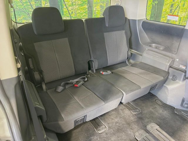 3列目シートはもちろん状態良好☆大人でもゆったりと座って頂けますので、大人数でのお出かけもラクラクです♪ご家族で、気の知れた仲間で、ドライブに行くのが楽しみですね♪