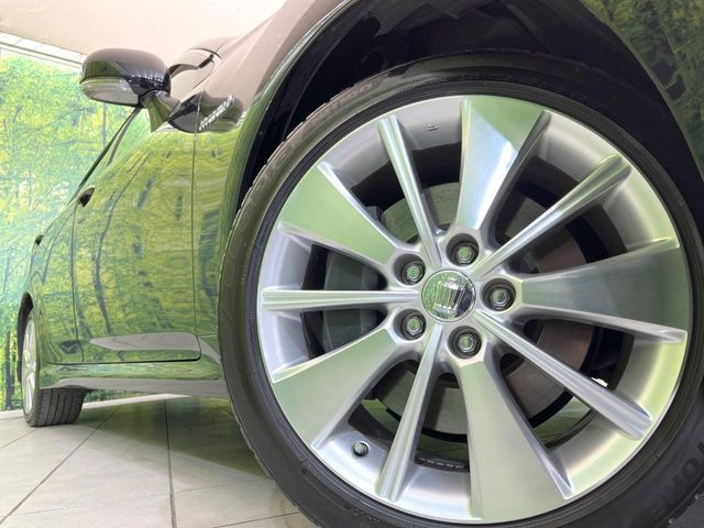 �y����18�C���`�A���~�z�C�[���z�O�ςɃ}�b�`���������A���~�z�C�[���𑕒����Ă���܂��B�e��ЊO�A���~�z�C�[����A�X�^�b�h���X�^�C�����戵�����Ă���܂��B���񂲑��k����������