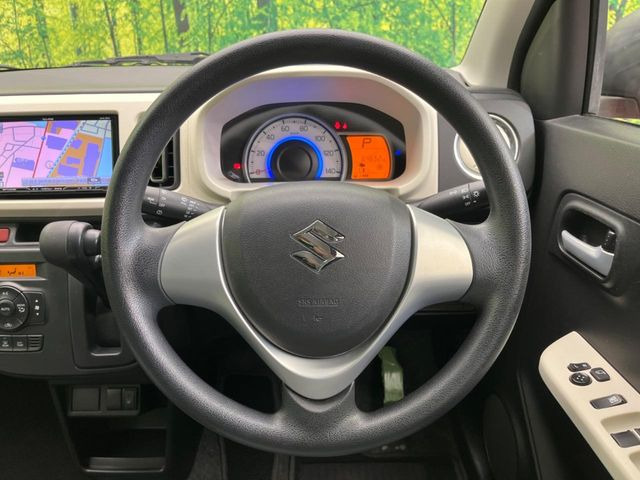 �C���e���A�ɍ��킹���f�U�C���̃X�e�A�����O�́A�^�]�������̂��Ƃ��l���A�^�]���₷���`��A�傫���ł��B�����x�A���ۂɐG���Ă��m���߂��������B