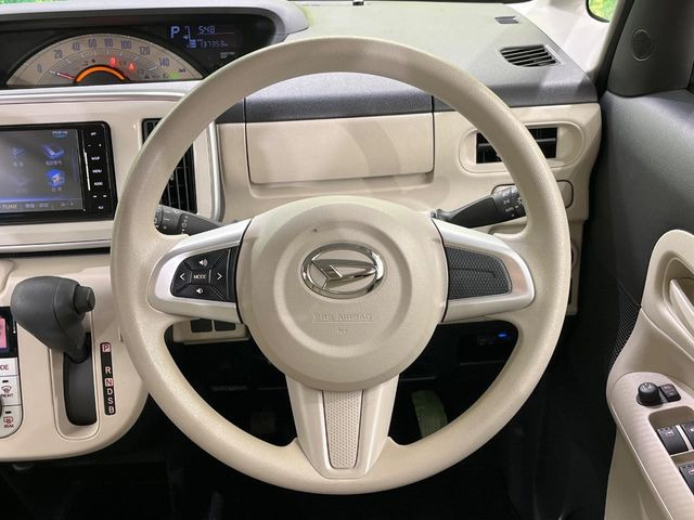 �C���e���A�ɍ��킹���f�U�C���̃X�e�A�����O�́A�^�]�������̂��Ƃ��l���A�^�]���₷���`��A�傫���ł��B�����x�A���ۂɐG���Ă��m���߂��������B