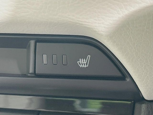 【シートヒーター】寒い日に重宝するシートヒーター!エアコンより早く温まってくれるので寒がりの人も安心ですね♪エアコンの温風は乾燥するから苦手、という方にもをおすすめです。