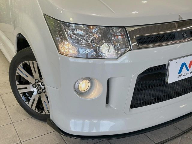 【HIDヘッドライト】非常に明るく前方を照らしてくれるので、悪天候や夜間の走行時も視界良好で安心してお乗りいただけます。