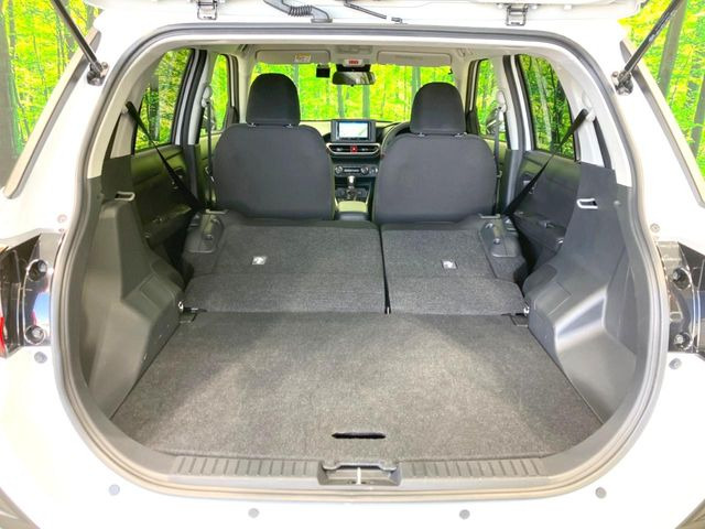 後席を格納すると、これだけの広さが!シーンに合わせたシートアレンジで、大きな荷物も積むことが出来ます♪