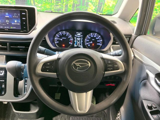 �C���e���A�ɍ��킹���f�U�C���̃X�e�A�����O�́A�^�]�������̂��Ƃ��l���A�^�]���₷���`��A�傫���ł��B�����x�A���ۂɐG���Ă��m���߂��������B