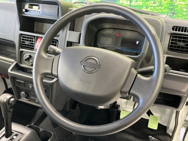 �C���e���A�ɍ��킹���f�U�C���̃X�e�A�����O�́A�^�]�������̂��Ƃ��l���A�^�]���₷���`��A�傫���ł��B�����x�A���ۂɐG���Ă��m���߂��������B