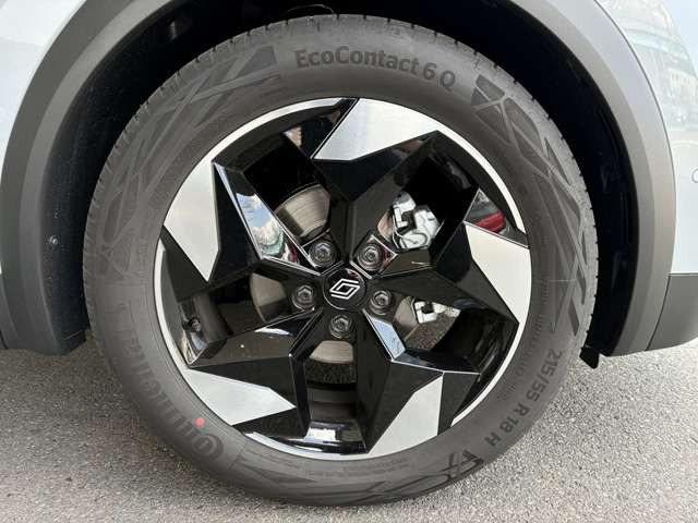 ���ʓI�ȃO�����ɔz���ꂽ�V�������S(���U���W��)�ƁA���݂������Đ����ɐL�т��f�U�C���ƂȂ����{���l�b�g�́A�G���K���g�Ńe�N�m���W�[���o���ӂ���ۂ����߂Ă���B