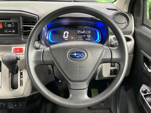 �C���e���A�ɍ��킹���f�U�C���̃X�e�A�����O�́A�^�]�������̂��Ƃ��l���A�^�]���₷���`��A�傫���ł��B�����x�A���ۂɐG���Ă��m���߂��������B