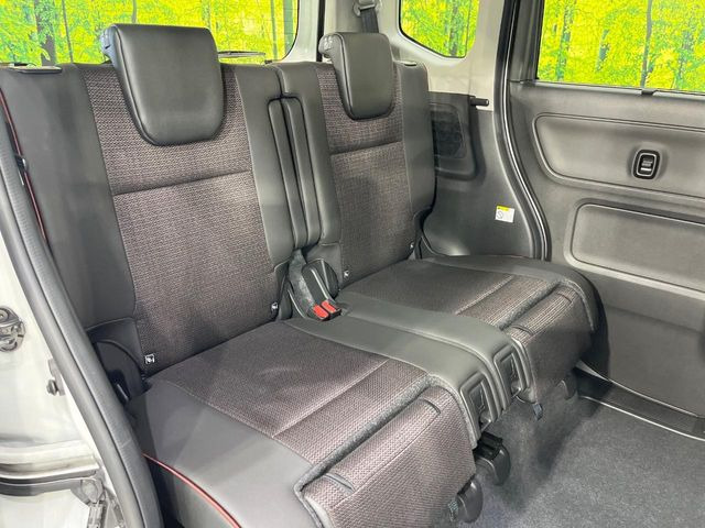 後部座席も気になるようなキズ・汚れやへたり等、大きなダメージはなく、良好な状態です。