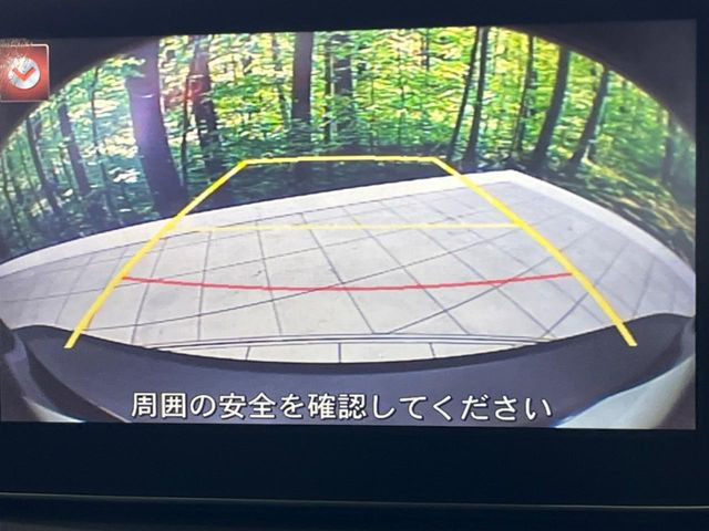 【バックカメラ】駐車時に後方がリアルタイム映像で確認できます。大型商業施設や立体駐車場での駐車時や、夜間のバック時に大活躍!運転スキルに関わらず、今や必須となった装備のひとつです!
