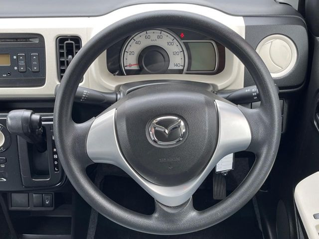 �C���e���A�ɍ��킹���f�U�C���̃X�e�A�����O�́A�^�]�������̂��Ƃ��l���A�^�]���₷���`��A�傫���ł��B�����x�A���ۂɐG���Ă��m���߂��������B