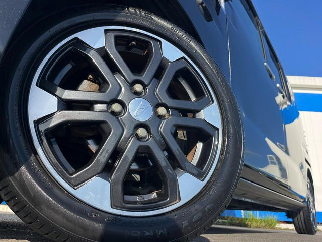 �y����15�C���`�A���~�z�C�[���z�O�ςɃ}�b�`���������A���~�z�C�[���𑕒����Ă���܂��B�e��ЊO�A���~�z�C�[����A�X�^�b�h���X�^�C�����戵�����Ă���܂��B���񂲑��k����������