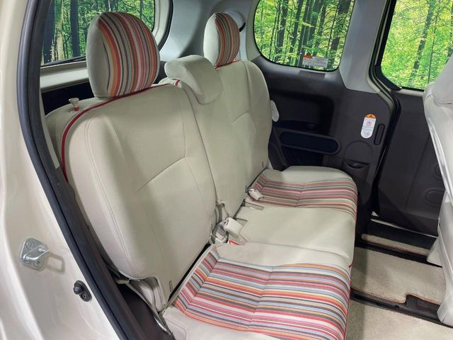 後部座席も気になるようなキズ・汚れやへたり等、大きなダメージはなく、良好な状態です。