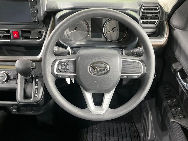 �C���e���A�ɍ��킹���f�U�C���̃X�e�A�����O�́A�^�]�������̂��Ƃ��l���A�^�]���₷���`��A�傫���ł��B�����x�A���ۂɐG���Ă��m���߂��������B