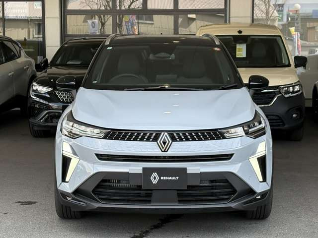 ���U���W�����͂ނ悤�ɔz����Ă���t�����g�o���p�[�㕔�ƃO�����̃u���b�N�͗l�́A�O�����̃|���J�[�{�l�[�g�f�ނɌ������G�ɔ��˂��邱�ƂŁA