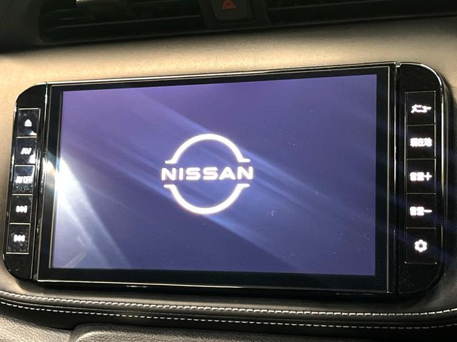 【大画面ナビ】人気の大型9インチナビを装備。存在感のある大画面はインパクト大!ナビ利用時のマップ表示は見やすく、テレビやDVDは臨場感がアップ!いつものドライブがグッと楽しくなります♪