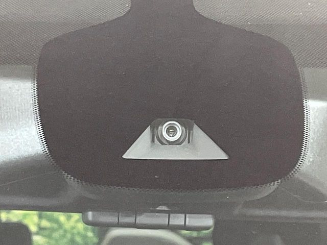 【エマージェンシーブレーキ】走行中に前方の車両等を認識し、衝突しそうな時は警報とブレーキで衝突回避と被害軽減をアシスト。より安全にドライブをお楽しみいただけます。