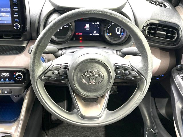 �C���e���A�ɍ��킹���f�U�C���̃X�e�A�����O�́A�^�]�������̂��Ƃ��l���A�^�]���₷���`��A�傫���ł��B�����x�A���ۂɐG���Ă��m���߂��������B