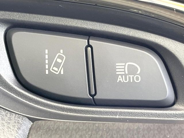 【レーントレーシングアシスト】高速道路走行時、車線からはみ出しそうになるとレーンの中央を走るようにステアリング操作をアシスト。より安全な運転をサポートしてくれます!