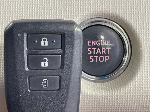 【スマートキー】カバンやポケットに入れたままでもドアの施錠・解錠が可能なスマートキーを装備。エンジンのオン・オフ時もカギを取り出す必要が無いからとっても便利です♪