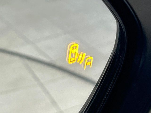 【ブラインドスポットモニター】走行中、ドアミラーの死角になりやすい箇所に後続車が接近するとサイドミラーのレンズに警告を表示!ドライバーに注意喚起をしてくれます。