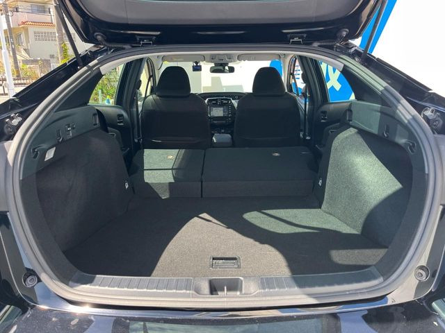 ���i�̂���������ʋ΁A���}���ɏ\���ȉ׎��X�y�[�X���m�ۂ��Ă���܂��B�Z�J���h�V�[�g��|���ƁA�傫�ȉו��̐ύڂ��\�ł���