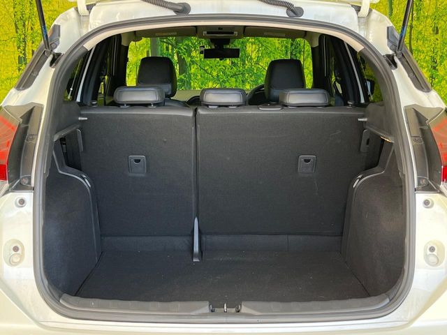 ���i�̂���������ʋ΁A���}���ɏ\���ȉ׎��X�y�[�X���m�ۂ��Ă���܂��B�Z�J���h�V�[�g��|���ƁA�傫�ȉו��̐ύڂ��\�ł���