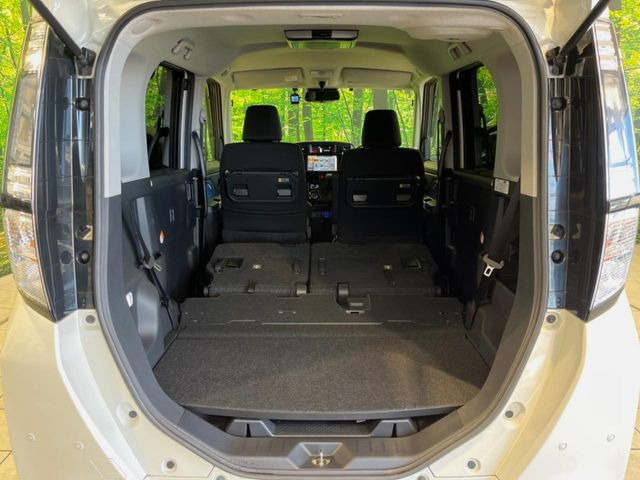 積み下ろしのしやすいデッキにはたっぷりと荷物を積み込んでいただけます。遊びから仕事まで、様々なシーンで頼れます♪