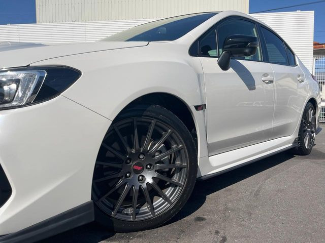 �y����18�C���`�A���~�z�C�[���z�O�ςɃ}�b�`���������A���~�z�C�[���𑕒����Ă���܂��B�e��ЊO�A���~�z�C�[����A�X�^�b�h���X�^�C�����戵�����Ă���܂��B���񂲑��k����������