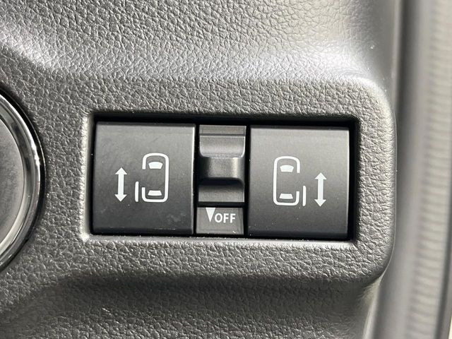 【両側パワースライドドア】スマートキーや運転席のスイッチで後席両側スライドドアの開閉が可能♪電動だから力を入れてドアを開ける必要が無く、小さなお子様でも簡単に開け閉めでき快適です♪
